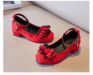 Detailansicht roter Wildleder-Mary-Janes für Mädchen mit eleganten 3D-Blumenelementen