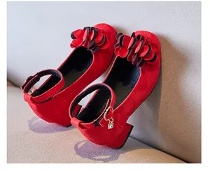 Detailansicht der roten Wildleder-Mädchenschuhe mit eleganten 3D-Blumenakzenten