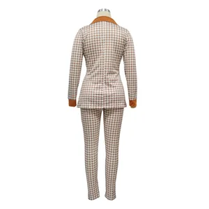 Vista trasera de un elegante conjunto de dos piezas de pata de gallo con blazer chal