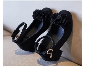 Elegante schwarze Mädchen Mary Janes aus Wildleder mit 3D-Blume für Schulaufführungen