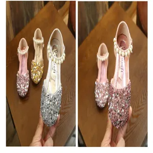 Gros plan de chaussures de princesse pour fille avec strass, perles et cristaux brillants