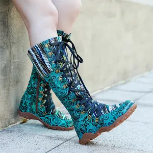 Detailansicht der Retro-Blumenstiefel mit Strick-Patchwork und Schnürung Design.