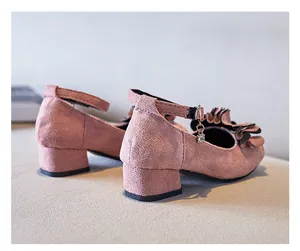 Detailansicht rosa Wildleder Mädchen Blumenschuhe mit Blockabsatz und Kronen-Anhänger