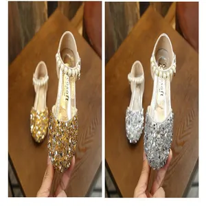 Gros plan de chaussures de princesse à strass dorés et argentés pour filles, chic.