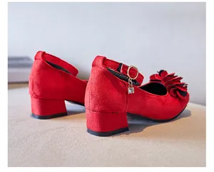 Detailansicht der roten Wildleder-Mädchenschuhe mit Blockabsatz und Kristallanhänger
