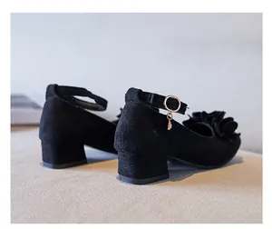 Detailansicht der schwarzen Mädchenschuhe aus Wildleder mit Blockabsatz und Knöchelriemen.
