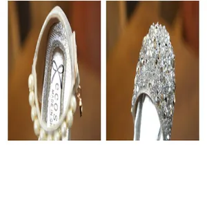 Gros plan sur le bout en strass et le bord en perles des chaussures fille