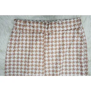 Detalle de pantalones con estampado de pata de gallo y cómoda cintura elástica