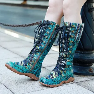 Vintage hohe Stiefel mit Blumendruck, Strick-Patchwork und Schnürung vorne