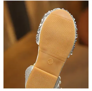 Vue détaillée de la semelle antidérapante marron des chaussures de princesse fille