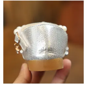 Vue détaillée du talon de ces chaussures de princesse argentées avec strass