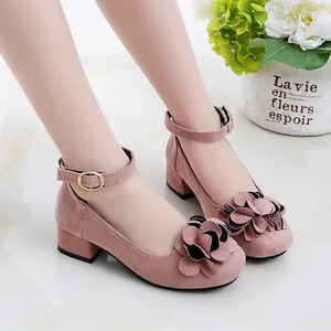Elegante rosa Wildleder-Mädchenschuhe mit hohen Absätzen und Blumendekor für Auftritte.