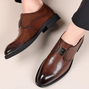 Bruine leren veterschoenen met spitse neus en krokodillenmotief voor heren zakelijk en formeel