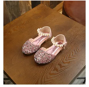 Détail des chaussures de princesse roses à paillettes pour filles avec bride en perles