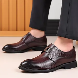 Elegante herenschoenen van donkerrood leer met krokodillenpatroon en metalen gesp.