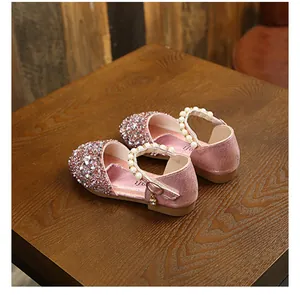 Chaussures de princesse roses pour filles avec bride en perles et strass scintillants.