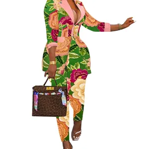 Elegante conjunto de traje de dos piezas con estampado floral verde y blazer rosa