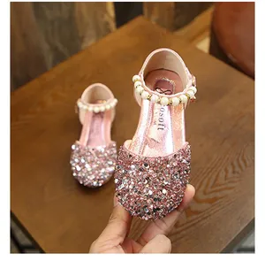 Détail des chaussures de princesse roses à paillettes pour filles avec perles