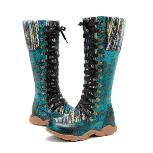 Detailansicht der Vintage-Blumenstiefel mit buntem Strick-Patchwork und Schnürung.