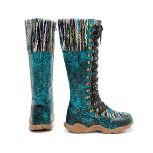 Detailansicht der Vintage-Stiefel mit Blumendruck, Strickkragen und Schnürung vorne