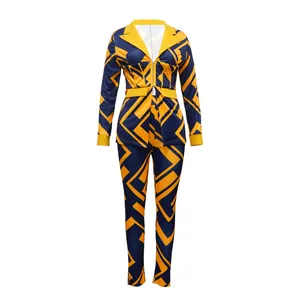 Vista detallada de traje de dos piezas para mujer con estampado geométrico