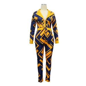 Detalle frontal del conjunto de traje para mujer con estampado geométrico azul y amarillo.