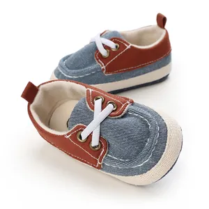 Nahaufnahme von weichen Canvas-Babyschuhen in Blau und Braun für Säuglinge von 0-1