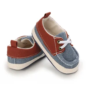 Detaillierte Ansicht der weichen Baby-Stoffschuhe mit modernem zweifarbigem Design