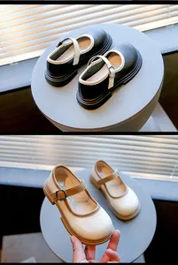 Detailansicht von stilvollen Mary-Jane-Schuhen für Mädchen in klassischem Schwarz und Beige.