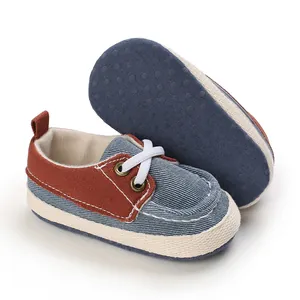 Detailansicht der blau-rostfarbenen Baby-Segeltuchschuhe mit weicher Antirutschsohle.