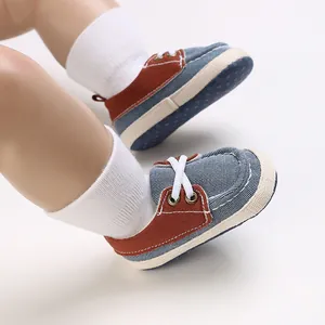 Detailansicht von Baby-Lauflernschuhen mit weicher Anti-Rutsch-Sohle und Denim-Design