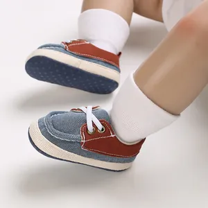 Detailansicht der Segeltuch-Babyschuhe mit weicher Anti-Rutsch-Sohle und Schnürsenkeln.