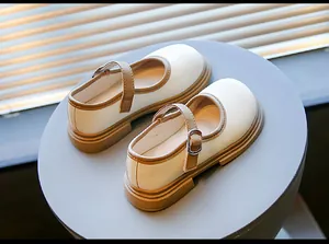 Minimalistische cremefarbene und braune Mädchen Mary Jane Schuhe im Prinzessin-Stil