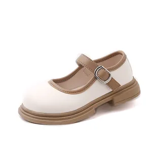 Seitenansicht eleganter Mädchen-Mary Janes in Creme und Braun mit klassischem Schnallenriemen
