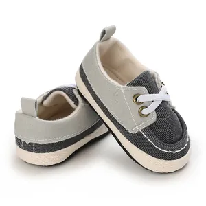 Detailansicht grauer Leinenschuhe für Kleinkinder mit weichen Sohlen und weißen Schnürsenkeln