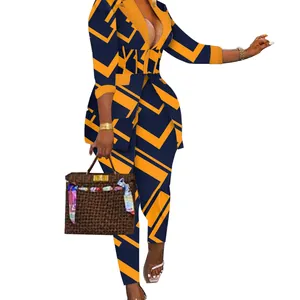 Elegante traje de dos piezas para mujer con estampado geométrico naranja y azul marino
