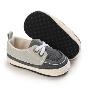 Nahaufnahme der rutschfesten weichen Sohle und des Segeltuchmaterials dieser Babyschuhe