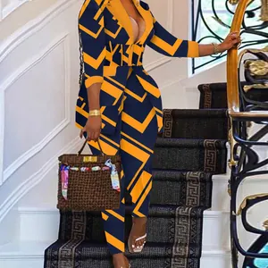 Traje de dos piezas con chaqueta y pantalón con patrón geométrico azul y naranja