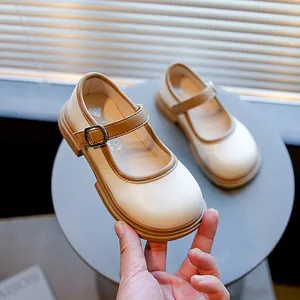 Klassische cremefarbene und braune Mary-Jane-Schuhe für Mädchen mit rundem Zehendesign