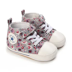 Nahaufnahme von Babyschuhen mit bunten Tiermustern und weichen Gummisohlen.