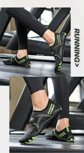 Scarpe da corsa a piedi nudi traspiranti nere e verdi per uomo e donna in palestra sul tapis roulant