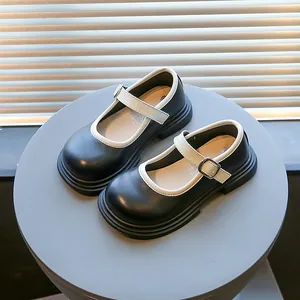 Elegante schwarze Mary-Jane-Schuhe für Mädchen mit beigem Rand und verstellbarer Schnalle