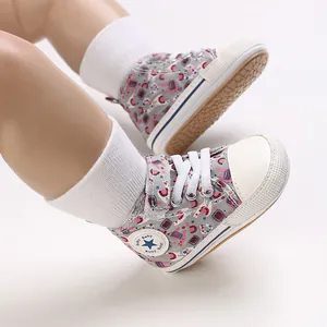 Detailansicht graue Baby-Lauflernschuhe mit Elefanten-Print und weicher Gummisohle.