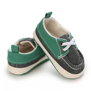 Detailansicht der stilvollen grünen Baby-Leinenschuhe aus Denim mit weichen Sohlen