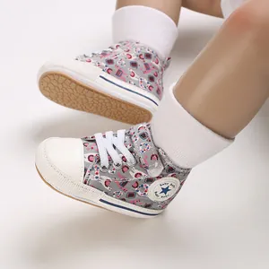 Detailansicht der gemusterten Baby-Lernlaufschuhe mit weicher Gummisohle und Stern-Patch.