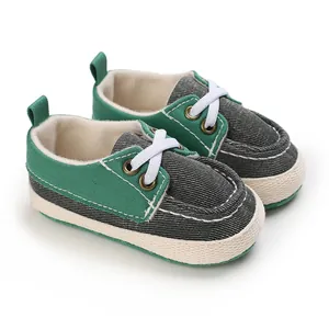 Nahaufnahme von grün-grauen Baby-Stoffschuhen mit weichen Sohlen für Lauflerner