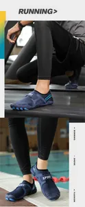 Dettaglio delle scarpe da scoglio blu ad asciugatura rapida con rete e suola in gomma antiscivolo