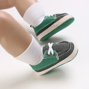Nahaufnahme von grün-grauen Baby-Lauflernschuhen aus Segeltuch mit weicher Sohle