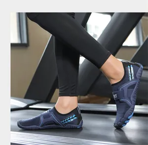 Scarpe da acqua traspiranti e antiscivolo indossate su un tapis roulant da palestra
