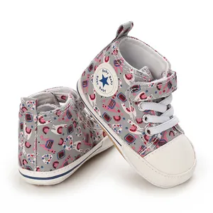 Detail von Baby-Lauflernschuhen mit rosa Lama-Mustern und weicher Gummisohle.